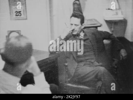 Frederick Duquesne im Büro von Harry Sawyer, 25. Juni 1941 eines von fünf Fotos des Spions Fritz Duquesne, sitzend, im Gespräch mit Harry Sawyer, FBI-Interviewer. Stockfoto