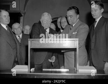 J. Edgar. Hoover 1895-1972. Direktor des FBI (Federal Bureau of Investigation), von 1924-1972. Gesehen Mit Vizepräsident John Garner 1939 Stockfoto