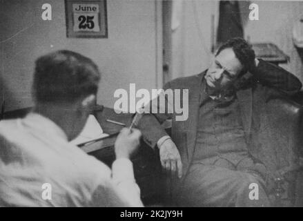 Frederick Duquesne im Büro von Harry Sawyer, 25. Juni 1941 eines von fünf Fotos des Spions Fritz Duquesne, sitzend, im Gespräch mit Harry Sawyer, FBI-Interviewer. Stockfoto