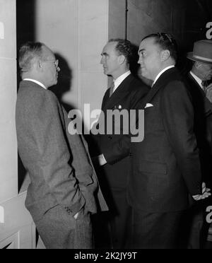 Generalanwalt und FBI-Chef treffen bei der U.S. Attorneys Conference ein. Washington, D.C., April 19. Der Generalanwalt Frank Murphy und der FBI-Chef J. Edgar Hoover haben sich ein Bild gemacht, als sie heute im Justizministerium ankamen, um an der ersten Konferenz der US-Anwälte 1939 teilzunehmen Stockfoto