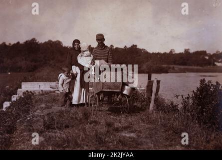 Zur Arbeit. Der Manager sagte: „Wir haben 150 Arbeiter neben den Kindern.“ 1911 Kinderarbeit in Amerika Stockfoto