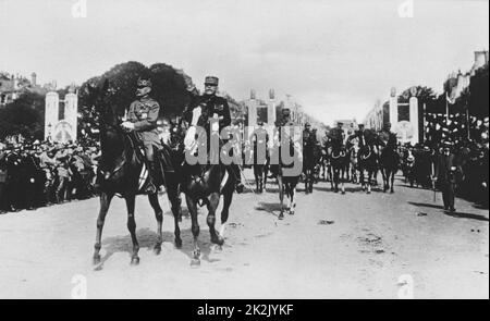 Der erste Weltkrieg 1914-1918: Postkarte angezeigt montiert Soldaten durch die Feldherren led paradieren durch Massen während der Französischen Siegesparade durch Paris, 14. Juli 1919. Frankreich Stockfoto