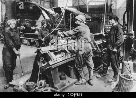 Weltkrieg 1914-1918: Frauen in einer deutschen Munitionsfabrik arbeiten bei einem 125 Tonnen Presse Rillen angeben. Stockfoto