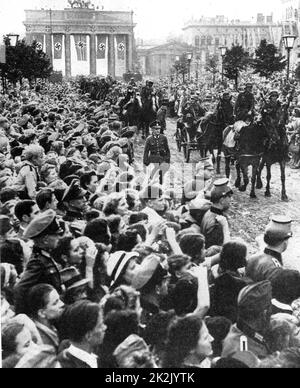 Soldaten, die in der Schlacht um Frankreich, 1940 gekämpft hatte, wieder in Unter den Linden, Berlin begrüßt werden. Hitler nannte es "einer der glorreichen Siege aller Zeiten' und Glocken in ganz Deutschland für eine Woche zu Ehren des Sieges klingelte. Stockfoto