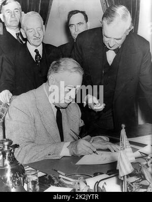 Präsident Roosevelt Unterzeichnung der Erklärung des Krieges gegen Japan im Dezember 1941 Stockfoto