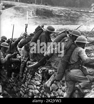 Propagandaplakat: AMIS gehen über den Rand während des Trainings im ersten Weltkrieg. Stockfoto