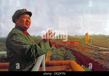 Mao Zedong, der politische Führer Chinas (1893-1976), überprüft die Roten Garden 1966 Stockfoto