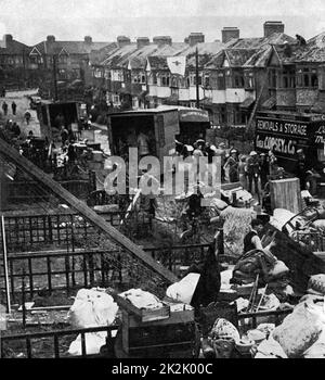 Bombenschaden in einer Vorstadtstraße. 1940. Juli bis 1941. Mai: Bei einer anhaltenden Bombardierung der britischen Städte Blitz durch die Luftwaffe wurden 43.000 Zivilisten getötet, 51.000 verletzt und eine Million Häuser zerstört. Stockfoto