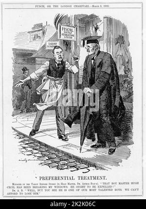 Joseph Chamberlain (1836-1914), britischer Geschäftsmann und Staatsmann. 1876-1914 Mitglied des Parlaments. Chamberlain, der in Schutz geglaubt, zu Arthur Balfour (1849-1930), die konservative Premierminister, über Hugh Cecil, die seine Politik untergraben wurde sich beschwert. Karikatur von Linley Sambourne von 'Lochen', London, 8. März 1905. Stockfoto