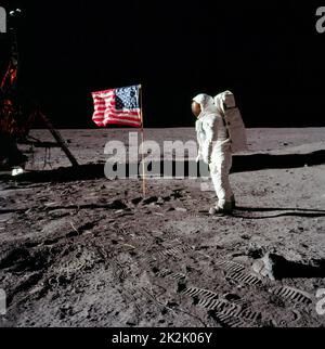 Astronaut Neil A. Armstrong, Apollo ll-Missionskommandant, bei der Modular Equipment Storage Assembly (MESA) der Mondlandefähre 'Eagle' bei der historischen ersten extravehiculären Aktivität (EVA) auf der Mondoberfläche. Astronaut Edwin E. Aldrin Jr. hat das Foto mit einer Hasselblad 70mm Kamera aufgenommen. Die meisten Fotos der Apollo 11 Mission zeigen Buzz Aldrin. Dies ist einer von wenigen, die Neil Armstrong am 20. Juli 1969 zeigen. Stockfoto