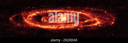 Das Spitzer Space Telescope der NASA zeigt die berühmte Galaxie Messier 31, auch bekannt als Andromeda. Spitzers 24-Mikron-Mosaik (Hauptbild) ist das schärfste Bild, das jemals vom Staub in einer Spiralgalaxie aufgenommen wurde, mit Ausnahme unserer Milchstraße. Asymmetrische Merkmale sind im markanten Ring der Sternentstehung zu sehen, der in zwei Teile geteilt zu sein scheint und das Loch unten rechts bildet. Diese Eigenschaften können durch Interaktionen mit Satellitengalaxien um Andromeda herum verursacht worden sein, während sie durch seine Scheibe stürzten. Stockfoto