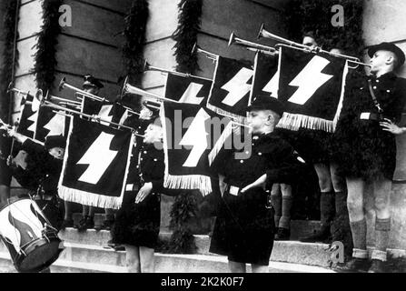 Hitler-Jugend vor dem Rathaus in Tomaszow, Polen, Mai 1941. Stockfoto