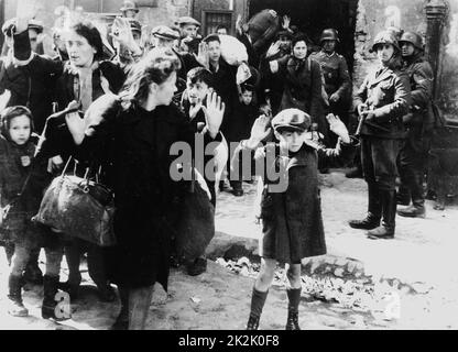 Warschauer Ghetto: Während des Aufstandes werden Juden verhaftet. Von links nach rechts: Hanka Lamet (Backgroud), Matylda Lamet Goldfinger (Hintergrund), Chana Zeilinwarger (Vordergrund), Leo Kartuzinsky (Hintergrund), Artek Siemontek oder Tsvi Nussbaum oder Issrael Rondel oder Levi Zeilinwarger (Junge, der die Hände hebt), Josef Blösche (zweiter von rechts) 1943 Polen, Kriegszentrum des Zweiten Weltkriegs Stockfoto