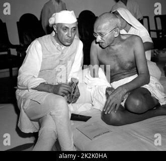 Gandhi diskutiert mit Nehru über die Quit India Bewegung, 1942 Stockfoto