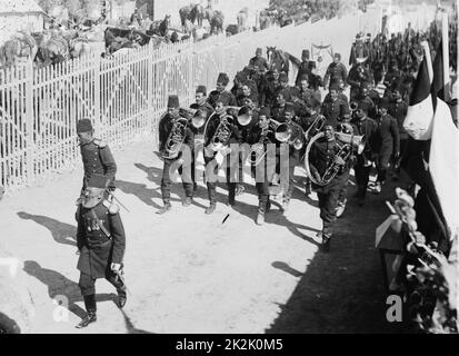 Türkische Militär band marschieren die Deutschen Lager während der staatsbesuch von Wilhelm II., Kaiser von Deutschland, Jerusalem, 1898. Zu diesem Zeitpunkt war Jerusalem noch Teil der rückläufigen Osmanischen Reich. Musik militärische Instrument Messing Stockfoto