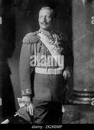 Wilhelm II. (1859-1941), Kaiser von Deutschland 1888-1918. Drei viertel länge Bild von Wilhelm (William) in Uniform, Hand am Schwert griff seine Hand bei der Geburt verletzt und von der Erb Lähmung betroffen zu verschleiern. Medizin Orthopädie Stockfoto