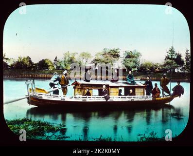 Hausboot an einem Fluss in Japan, 1895. Handkolorierten Laterne Folie. Stockfoto