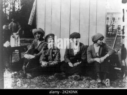 Kinder Nikolaus II., von Links nach Rechts: Olga, Alexis, Anastasia und Tatiana, sitzen auf dem Boden in Zarskoje Selo nach der Arbeit im Garten 1917. Russland Revolution UDSSR Stockfoto