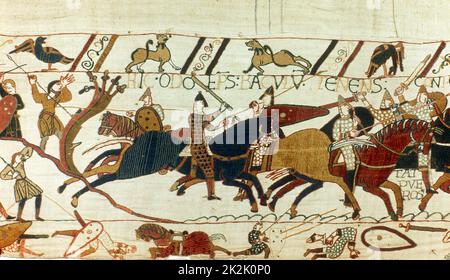 Bayeux Tapisserie 1067: Schlacht von Hastings, 14. Oktober 1066. Normannische Kavallerie mit Speeren und Schwertern, die Engländer angreifen. Reiterloses Pferd und Verletzte an der unteren Grenze. Textiles Leinen Stockfoto