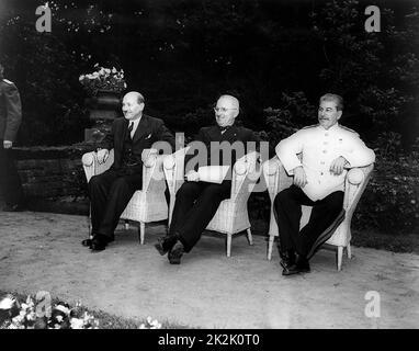 Clement Attlee, Harry Truman und Joseph Stalin, sitzen im Freien auf der Konferenz von Potsdam (Berlin) im Jahr 1945 Stockfoto