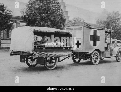Der erste Weltkrieg 1914-1918: Die verletzten Deutschen Soldaten auf Bahren in einem motorisierten Krankenwagen mit dem Roten Kreuz, Eatern Vorne, 1915 gemalt. Militär, Armee, Medizin-, Haftpflicht-, Automobil Stockfoto