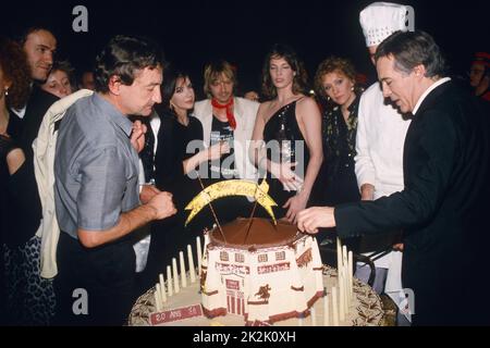 Guy Bedos hat in der TV-Show „Ma plus Belle histoire d'Humor“ seine 20-jährige Karriere gefeiert. Von links nach rechts: Pierre Desproges, Carole Laure, Renaud, Jane Birkin. Oktober 1986 Stockfoto