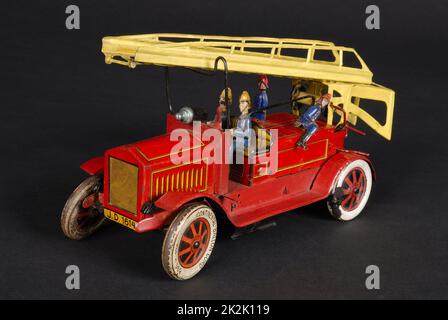 Spielzeug des britischen Herstellers J.D.N. Feuerwehrauto mit Leiter Blechplatte Spielzeug Federmechanismus Länge 23 cm 1940s Private Sammlung Stockfoto
