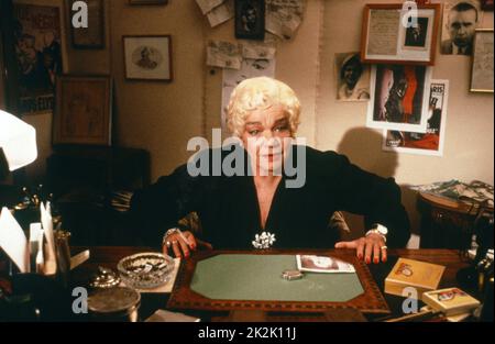 Die französische Schauspielerin Simone Signoret am Set des Fernsehfilms 'Music-Hall' von Marcel Bluwal im Jahr 1985. Stockfoto