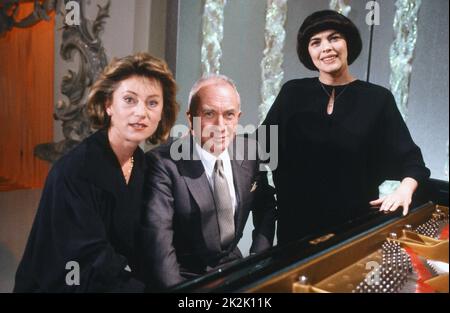 Der Pianist Alexis Weissenberg mit den Sängern Sheila und Mireille Mathieu. April 1990 Stockfoto