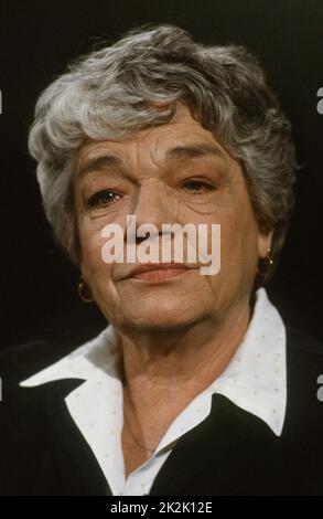 Porträt der französischen Schauspielerin Simone Signoret, die am 1.. Februar 1985 die literarische Fernsehsendung „Apostrophe“ besuchte. Stockfoto