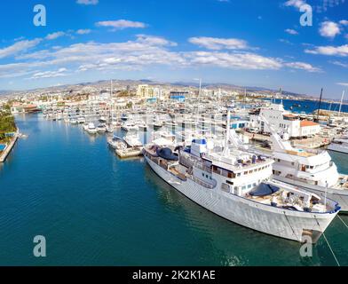 Luftdrone Blick auf den Jachthafen von Limassol. Zypern Stockfoto