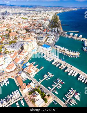 Luftaufnahme des Jachthafens der Stadt Limassol. Zypern Stockfoto