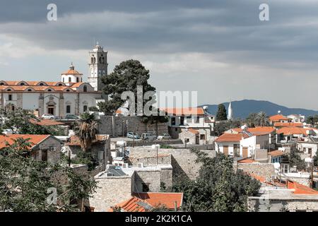 Blick auf das Dorf Lefkara und das Troodos-Gebirge im Hintergrund Stockfoto