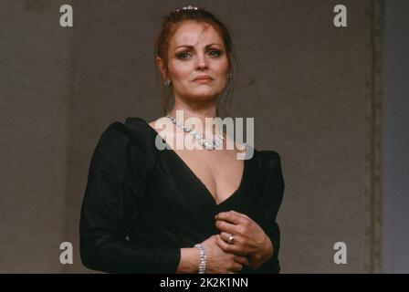 Porträt der französischen Schauspielerin Catherine Rouvel in der Rolle von Caroline im Theaterstück „Noix de Coco“ von Marcel Achard. Mai 1984 Stockfoto