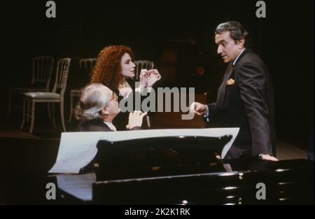 Julia Migenes und Lalo Schifrin in einem Duett zum Set der Fernsehsendung 'Le Grand échiquier', begleitet vom französischen Komponisten Michel Legrand, 1989. Stockfoto