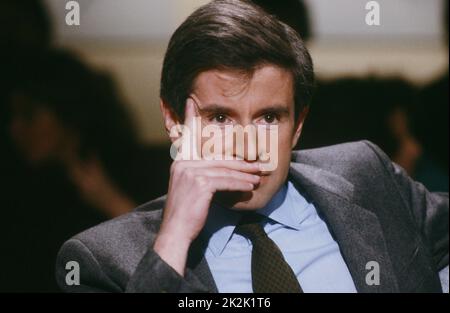 Der französische Schriftsteller und politische Berater Alain Minc über das Set der literarischen Fernsehsendung „Apostrophe“ am 19. Januar 1990. Stockfoto