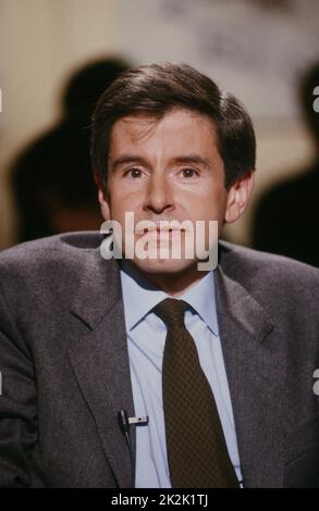Der französische Schriftsteller und politische Berater Alain Minc über das Set der literarischen Fernsehsendung „Apostrophe“ am 19. Januar 1990. Stockfoto