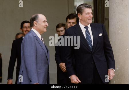 Der französische Präsident François Mitterrand begrüßte US-Präsident Ronald Reagan während seines offiziellen Besuchs in Frankreich im Juni 1982 zum Gipfel der Industrieländer in Versailles. 3. Juni 1982 Stockfoto