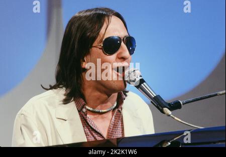 Der französische Sänger Gilbert Montagné am Set der Variety-TV-Show „Numéro UN“ aus dem Jahr TF1 am 2. April 1981. Stockfoto