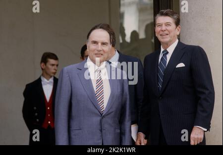 Der französische Präsident François Mitterrand begrüßte US-Präsident Ronald Reagan während seines offiziellen Besuchs in Frankreich im Juni 1982 zum Gipfel der Industrieländer in Versailles. 3. Juni 1982 Stockfoto