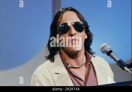 Der französische Sänger Gilbert Montagné am Set der Variety-TV-Show „Numéro UN“ aus dem Jahr TF1 am 2. April 1981. Stockfoto