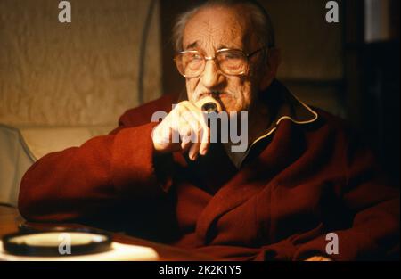 Der französische Schauspieler und Regisseur Charles Vanel in seinem Haus in Mouans Sartoux (Alpes-Maritimes). Februar 1989 Stockfoto