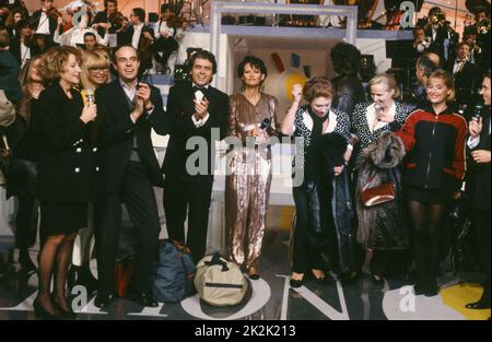 Telethon 1990 Charity-Abend. Die Sponsorin des Abends, die Schauspielerin Claudia Cardinale, mit (von links nach rechts): Eve Ruggieri, Lova Moor, Frédéric Mitterrand und Claude Sérillon. 8. Dezember 1990 Stockfoto