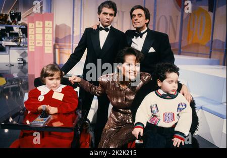 Telethon 1990 Charity-Abend. Die Sponsorin des Abends, die Schauspielerin Claudia Cardinale, und die Moderatoren Claude Sérillon und Gérard Holtz. 8. Dezember 1990 Stockfoto