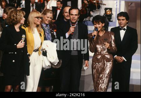 Telethon 1990 Charity-Abend. Die Sponsorin des Abends, die Schauspielerin Claudia Cardinale, mit (von links nach rechts): Eve Ruggieri, Lova Moor, Frédéric Mitterrand und Claude Sérillon. 8. Dezember 1990 Stockfoto