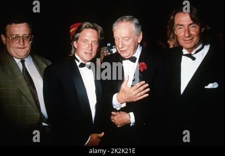 Michael Douglas und Yves Montand und Joel Schumacher beim American Film Festival in Deauville im September 1990. Stockfoto