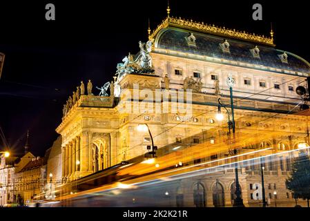 Nationaltheater in Prag durch Ampelwege, Blick von der Legion Bridge. Tschechische Republik Stockfoto