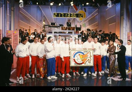 Telethon 1990 Charity-Abend. Die Sponsorin des Abends, die Schauspielerin Claudia Cardinale, mit Claude Sérillon, Jacques Martin (links), Gérard Holtz (rechts), Moderatoren des Abends. 8. Dezember 1990 Stockfoto