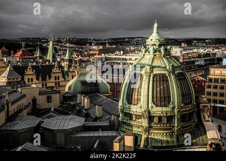 Dächer von Prag und Obecni Dum (Stadthaus), Blick vom Poder Tower. Tschechische Republik Stockfoto