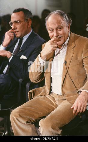 Die französischen Journalisten Yves Mourousi und Michel Polac über das Set der literarischen Fernsehsendung „Apostrophe“ im März 1986. Stockfoto